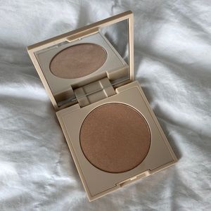 Ilia highlighting powder